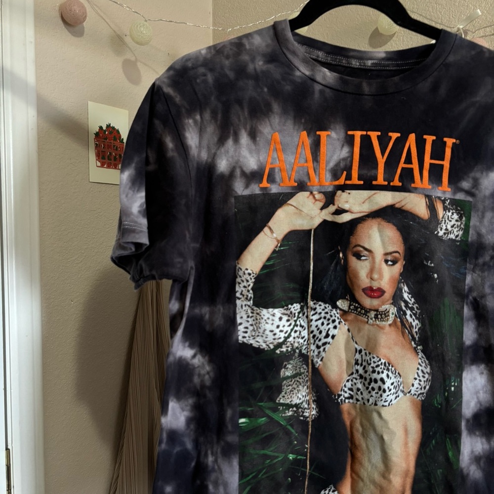 ♡ • Aaliyah Graphic Tee - Picture 2 of 4